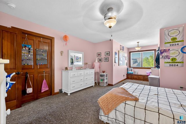 27257 Regal Ct Court, Sioux Falls, SD 57108