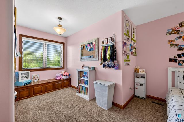 27257 Regal Ct Court, Sioux Falls, SD 57108