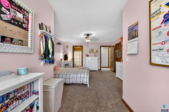 27257 Regal Ct Court, Sioux Falls, SD 57108