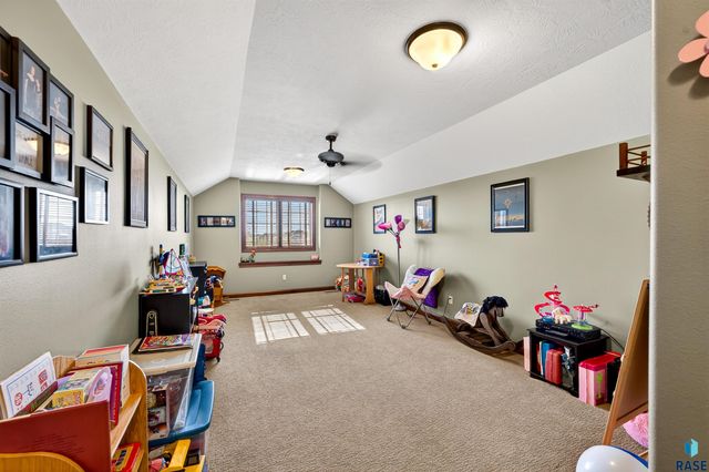 27257 Regal Ct Court, Sioux Falls, SD 57108