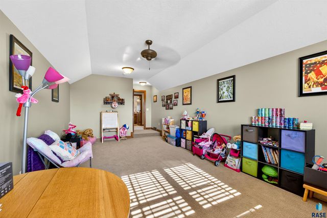 27257 Regal Ct Court, Sioux Falls, SD 57108