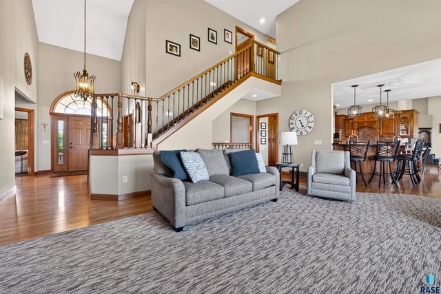 27257 Regal Ct Court, Sioux Falls, SD 57108