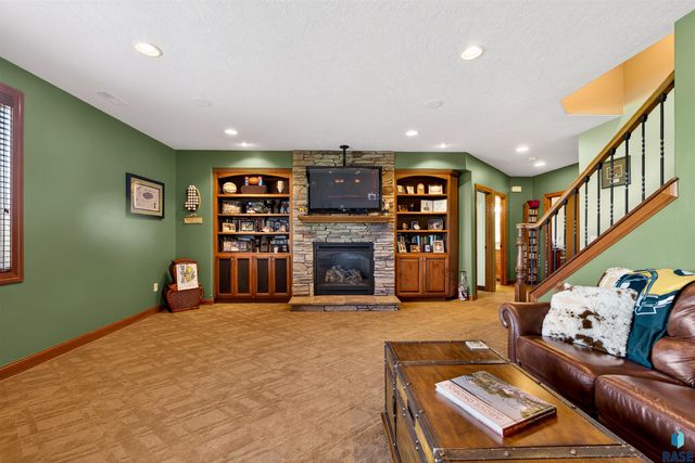 27257 Regal Ct Court, Sioux Falls, SD 57108