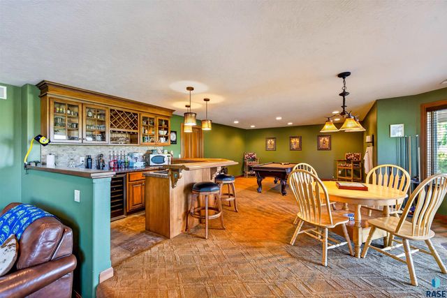 27257 Regal Ct Court, Sioux Falls, SD 57108