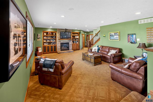 27257 Regal Ct Court, Sioux Falls, SD 57108