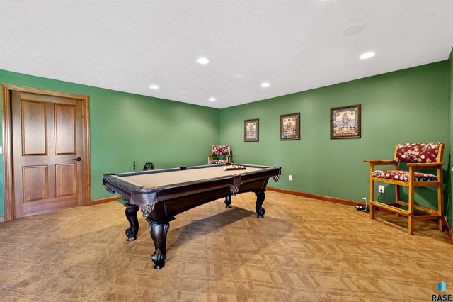 27257 Regal Ct Court, Sioux Falls, SD 57108