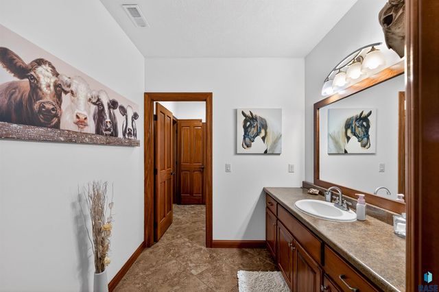27257 Regal Ct Court, Sioux Falls, SD 57108