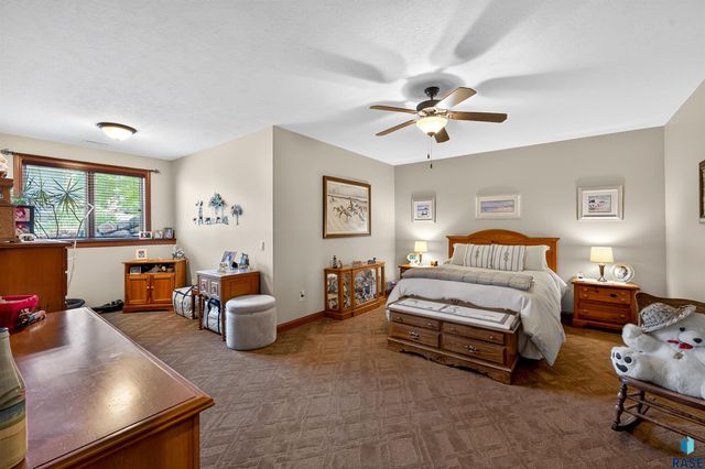 27257 Regal Ct Court, Sioux Falls, SD 57108