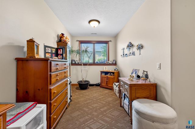 27257 Regal Ct Court, Sioux Falls, SD 57108