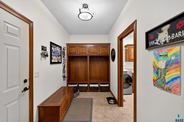 27257 Regal Ct Court, Sioux Falls, SD 57108