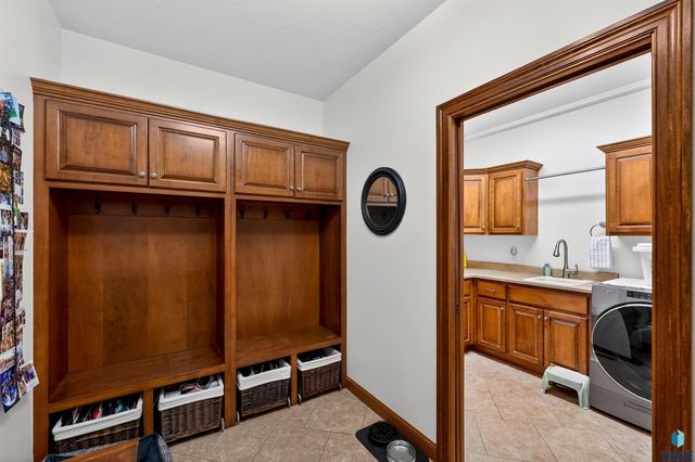 27257 Regal Ct Court, Sioux Falls, SD 57108