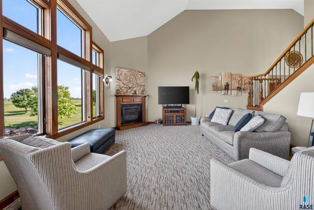 27257 Regal Ct Court, Sioux Falls, SD 57108