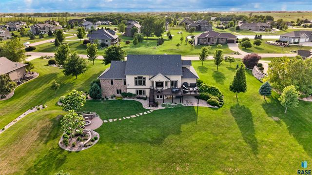 27257 Regal Ct Court, Sioux Falls, SD 57108