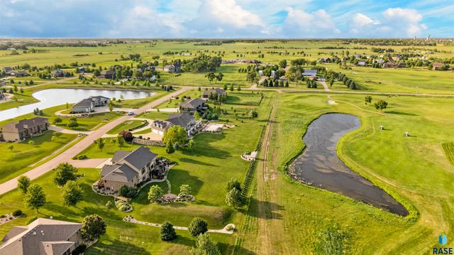 27257 Regal Ct Court, Sioux Falls, SD 57108