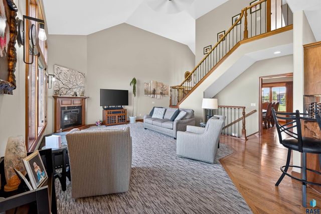 27257 Regal Ct Court, Sioux Falls, SD 57108