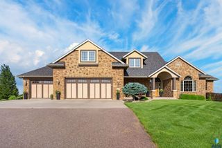 27257 Regal Ct Court, Sioux Falls, SD 57108