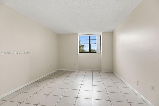 10425 SW 112th Ave 302, Miami, FL 33176