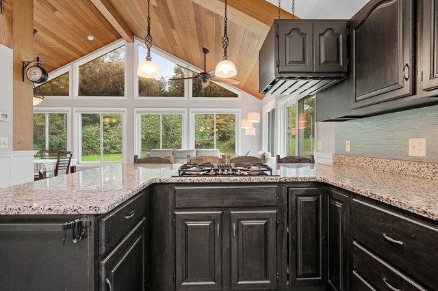 82 Central Tpke, Sutton, MA 01590