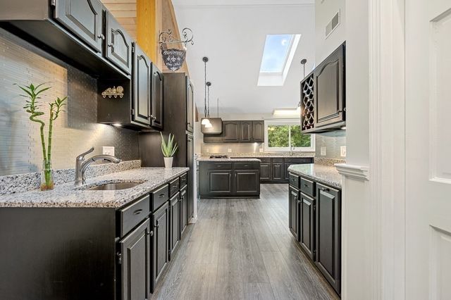 82 Central Tpke, Sutton, MA 01590