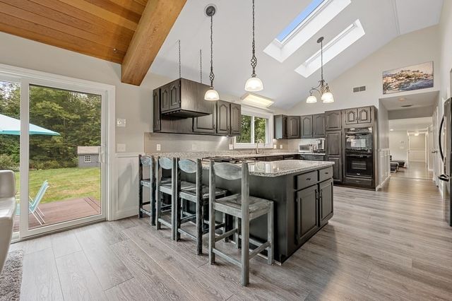 82 Central Tpke, Sutton, MA 01590