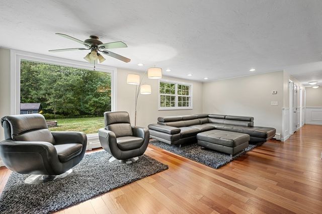 82 Central Tpke, Sutton, MA 01590