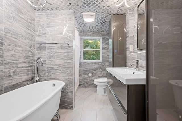 82 Central Tpke, Sutton, MA 01590