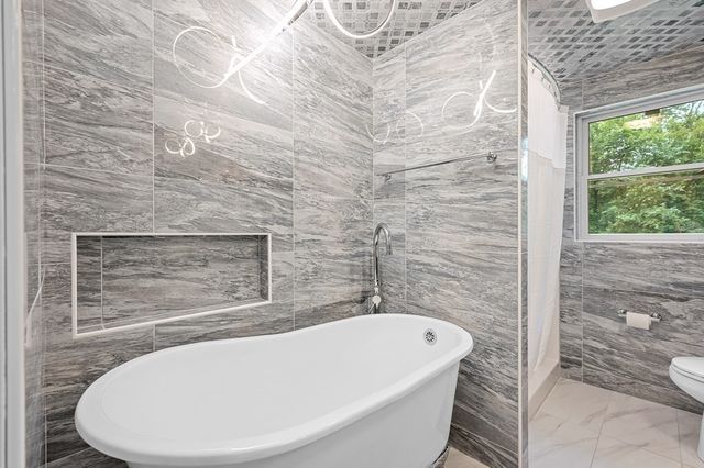 82 Central Tpke, Sutton, MA 01590