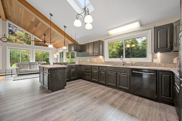 82 Central Tpke, Sutton, MA 01590