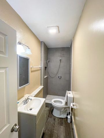 15 8th Ave A, Haverhill, MA 01830