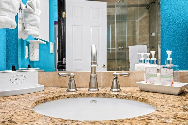 2099 E Racquet Club Road E, Palm Springs, CA 92262