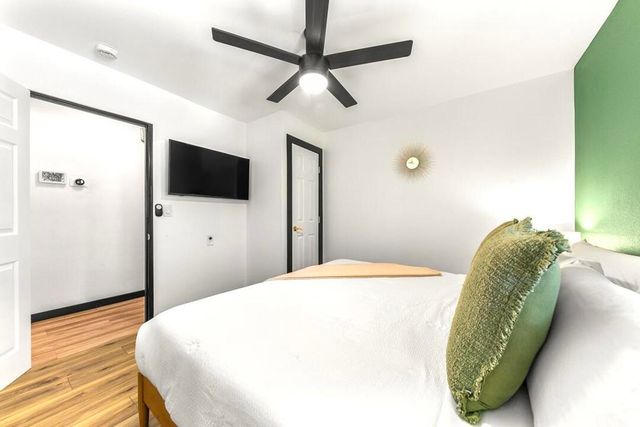 2099 E Racquet Club Road E, Palm Springs, CA 92262