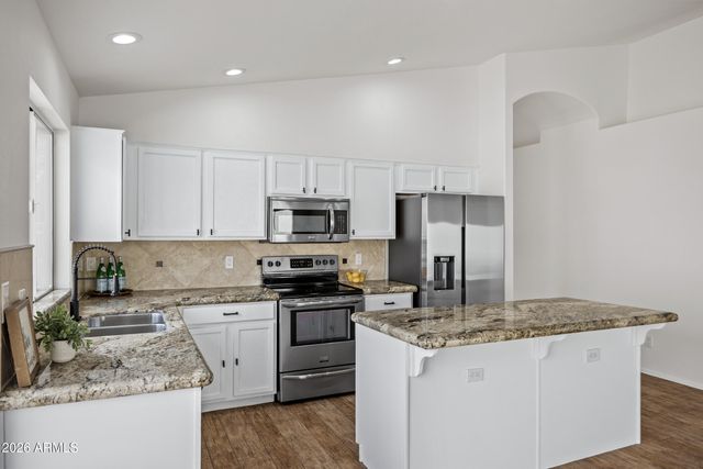 1040 E AMBERWOOD Drive, Phoenix, AZ 85048