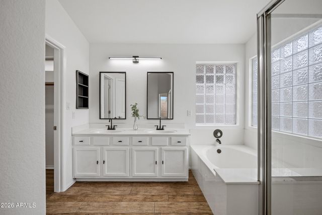 1040 E AMBERWOOD Drive, Phoenix, AZ 85048