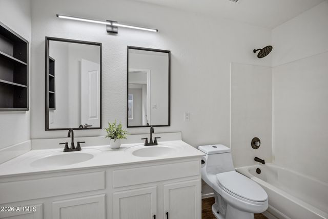 1040 E AMBERWOOD Drive, Phoenix, AZ 85048