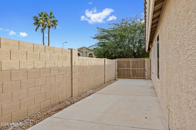 1040 E AMBERWOOD Drive, Phoenix, AZ 85048