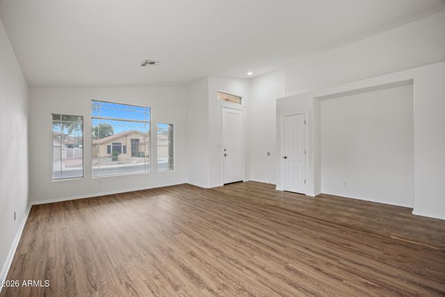 1040 E AMBERWOOD Drive, Phoenix, AZ 85048