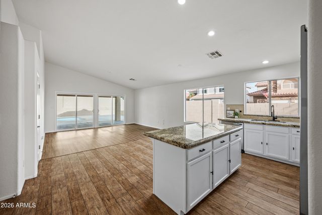 1040 E AMBERWOOD Drive, Phoenix, AZ 85048