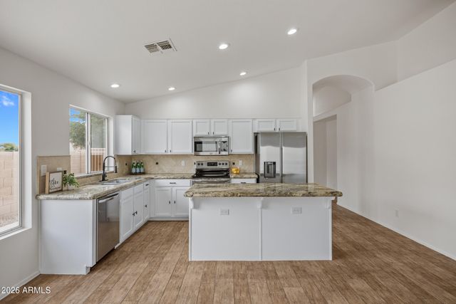 1040 E AMBERWOOD Drive, Phoenix, AZ 85048