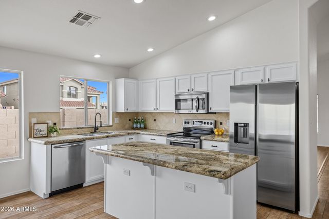 1040 E AMBERWOOD Drive, Phoenix, AZ 85048