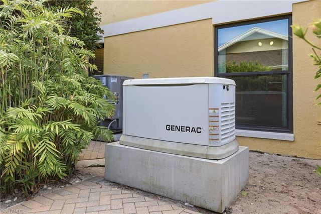 2274 Queens WAY, Naples, FL 34112