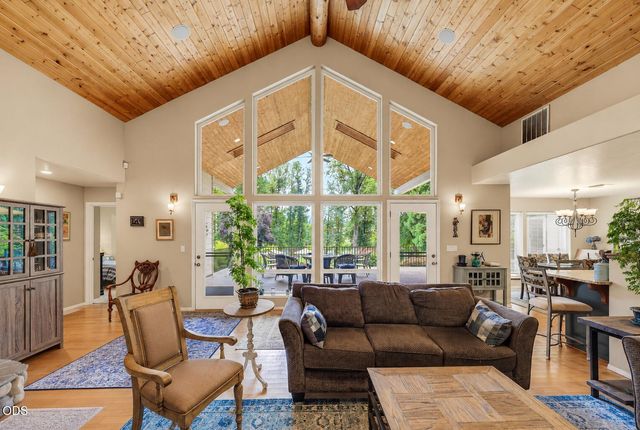 1099 SE Oriole Street, Grants Pass, OR 97526