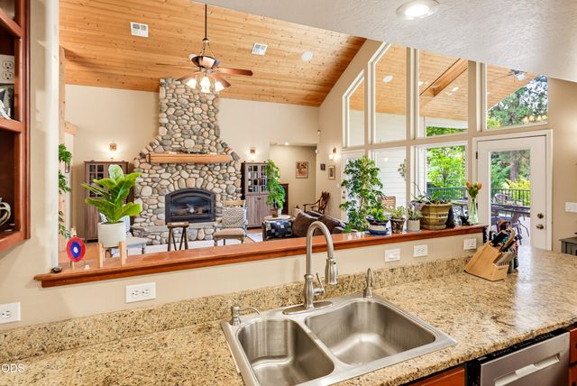 1099 SE Oriole Street, Grants Pass, OR 97526
