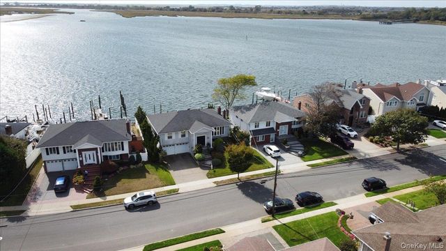 3106 Clubhouse Road, Merrick, NY 11566