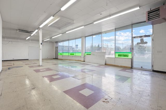 2716 N Division St, Spokane, WA 99207