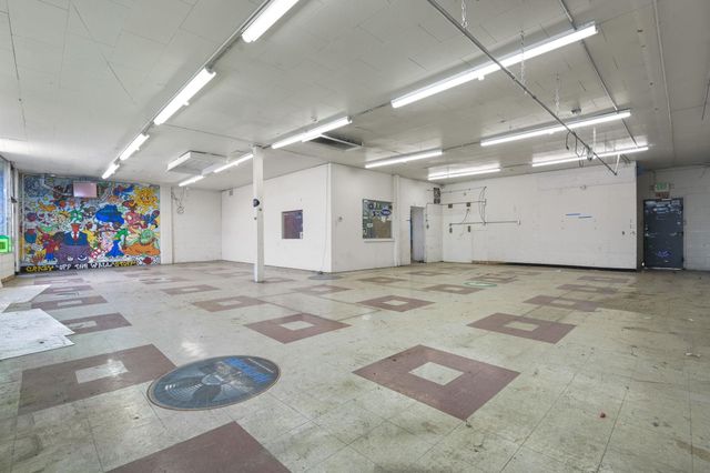 2716 N Division St, Spokane, WA 99207