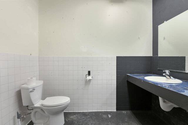 2716 N Division St, Spokane, WA 99207