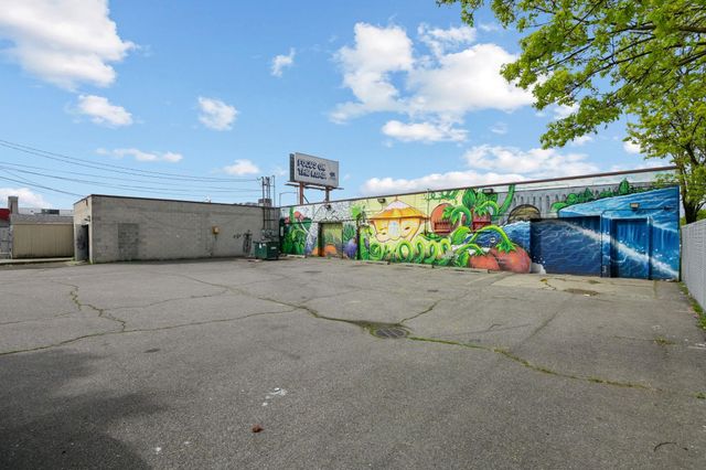 2716 N Division St, Spokane, WA 99207