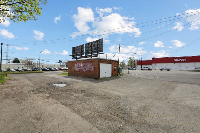 2716 N Division St, Spokane, WA 99207