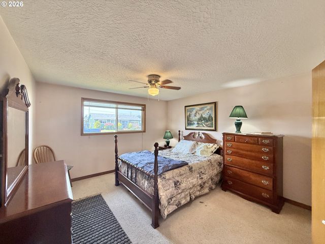 1662 UMPQUA Rd, Woodburn, OR 97071