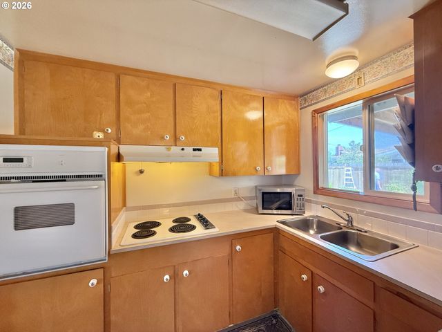 1662 UMPQUA Rd, Woodburn, OR 97071